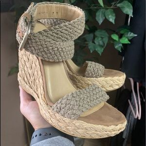 Stuart Weitzman “Alex Wedge” Size 7 Olive/Khaki